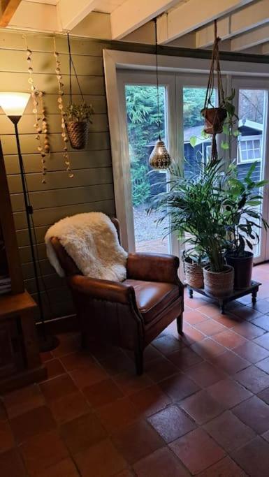 Comfortable Chalet In A Unique Location In Forest Essen Екстериор снимка